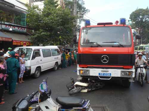 Xe chữa cháy cán chết người ảnh 1